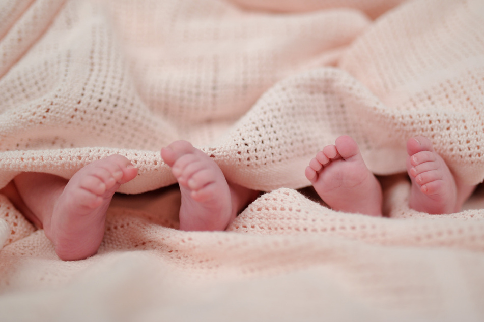 Schwangere Frau geht fremd und bekommt auch vom Liebhaber ein Baby: Zwillinge geboren!
