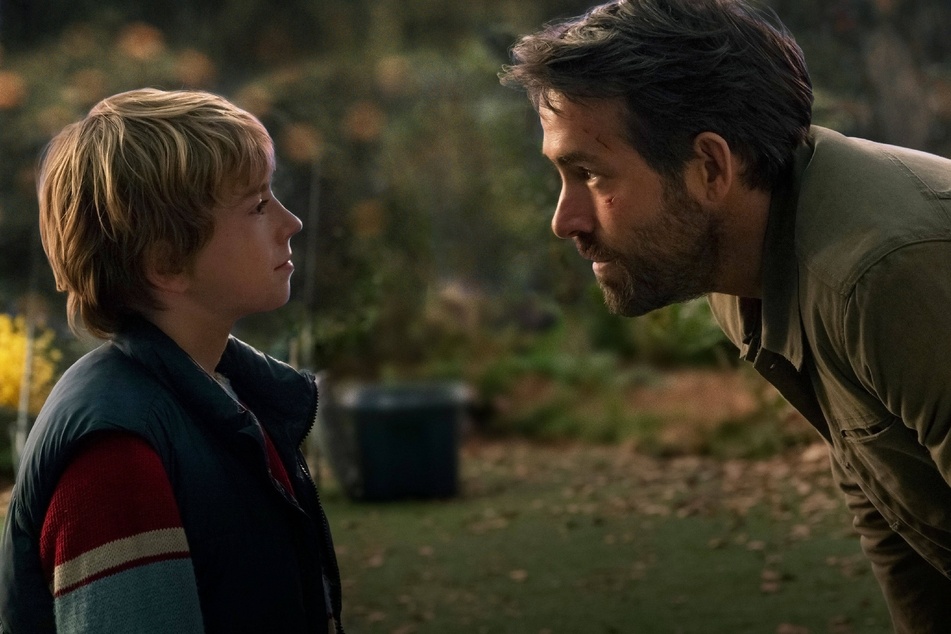 A 12-year-old Adam, played by Walker Scobell (l.), meets Adam from the future, played by Ryan Reynold.