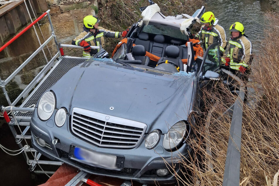 Die Feuerwehre befreite den verunglückten 42-Jährigen aus seinem Mercedes.