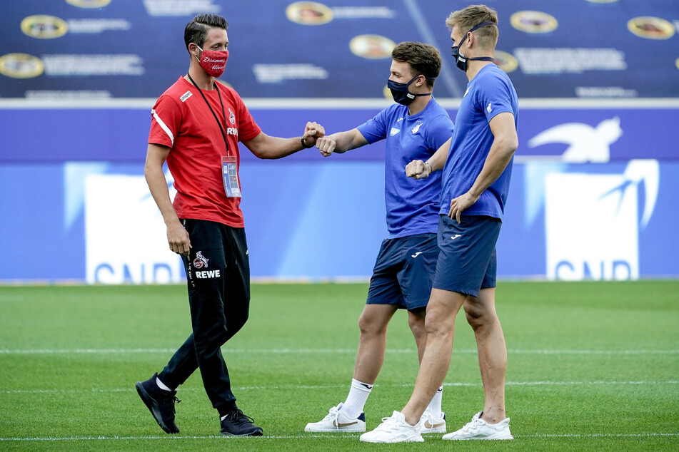 Mark Uth (l.) wird von Hoffenheimer Spielern begrüßt.