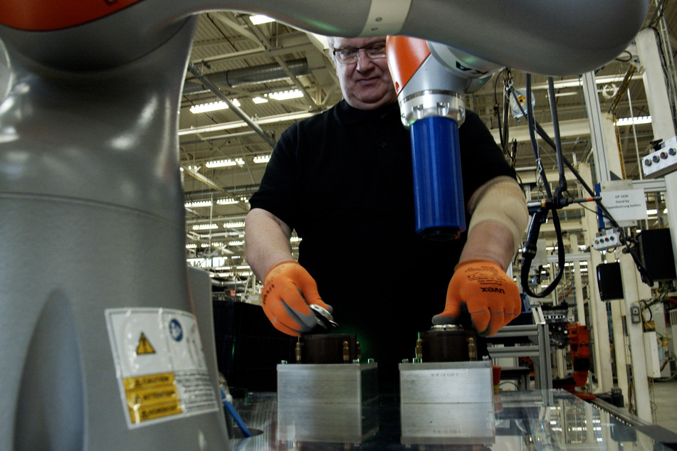 Inklusion bei Ford in Köln: Roboter erleichtert behinderten Menschen die Arbeit
