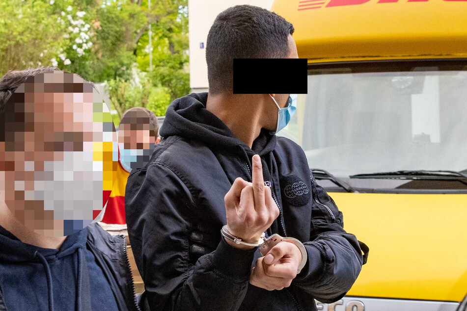 Rami al M. (20) kam am Freitag in Untersuchungshaft - und zeigte den Mittelfinger.