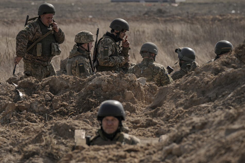 Ukrainische Soldaten in einem Schützengraben nördlich von Kiew. Die Militärführung sieht den Truppenabzug nur als Umgruppierung.