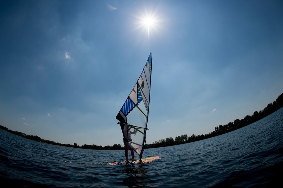 Surfen ist nicht nur für Erwachsene: In den Herbstferien wird an der Schladitzer Bucht in Leipzig Kindersurfen angeboten.