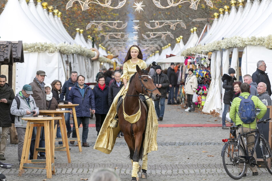 Zur Eröffnung kommt eine "goldene Reiterin".
