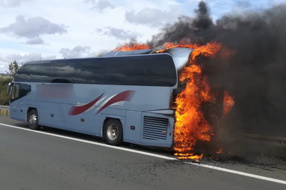 Der Reisebus steht auf der A93 in Vollbrand.