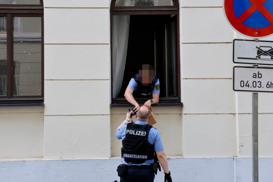 In einer Wohnung in einem Mehrfamilienhaus fand die Polizei einen Tatverdächtigen sowie das Diebesgut.