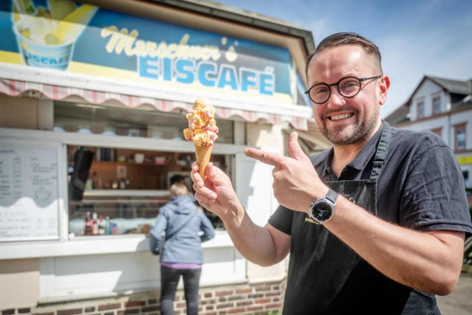 Andreas Marschner (46), Inhaber von Marschner's Eiscafé, präsentiert das neue und beliebte Pokémon-Eis.