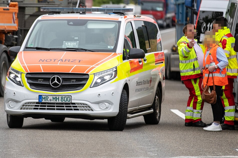 Alle Rettungskräfte konnten rasch an die Unfallstelle gelangen, da die Autofahrer auf der A5 laut Polizei vorbildlich eine Rettungsgasse gebildet hatten.