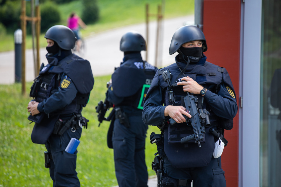 Oppenau, 14. Juli 2020: Polizisten in Schutzmontur stehen vor einer Mehrzweckhalle.