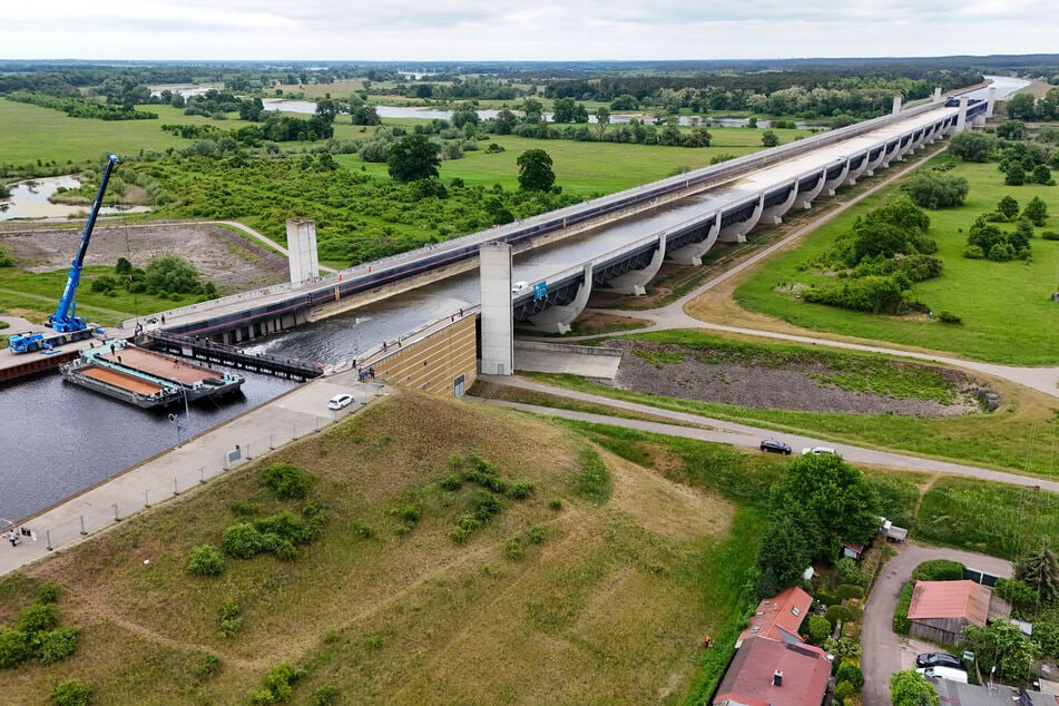 Die Trogbrücke des Mittellandkanals bei Magdeburg ist wieder freigegeben.