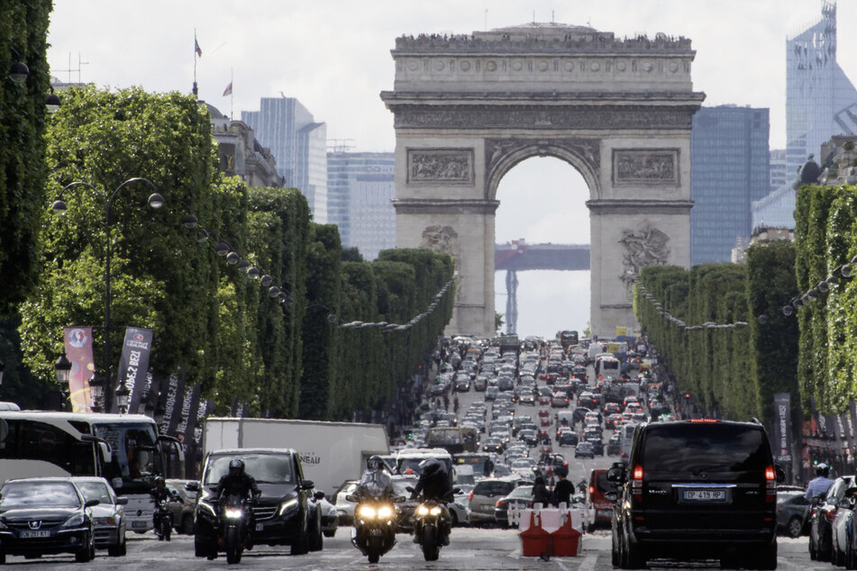 Der schwere Unfall ereignete sich auf den Champs-Élysées in Paris.