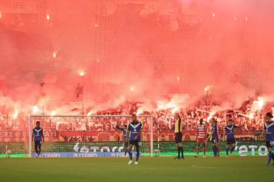 Die Union-Fans brannten nach rund einer Stunde eine riesige Pyro-Show ab und sorgten damit für eine minutenlange Unterbrechung des Spiels.