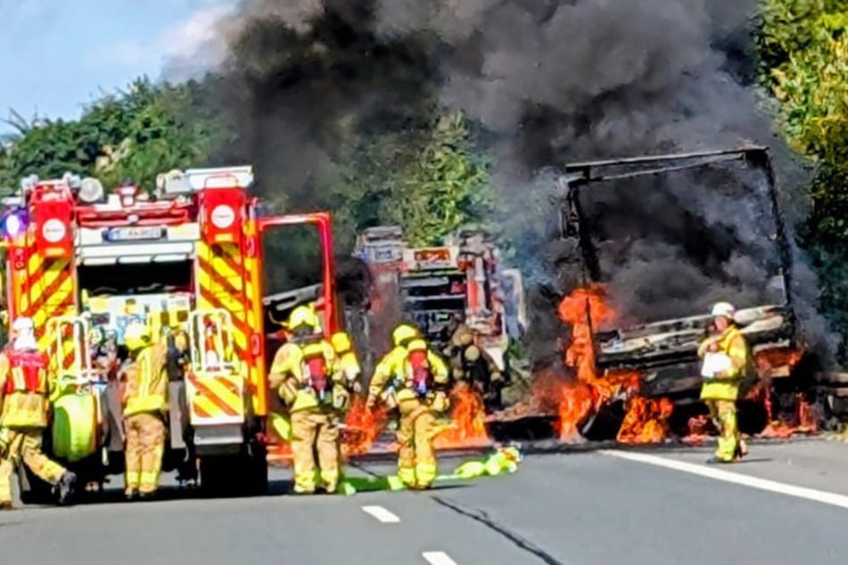 Unfall A44: Lkw geht auf A44 in Flammen auf: Übrig bleibt nur ein Blechgerippe