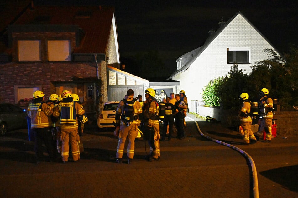 Auch Polizeibeamte waren am Donnerstagabend in dem Pulheimer Wohngebiet vor Ort.
