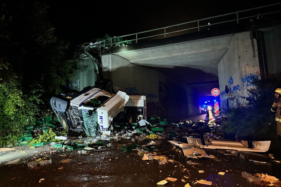 Der Weintrauben-Truck stürzte von der Brücke. Der Fahrer kam ins Krankenhaus.