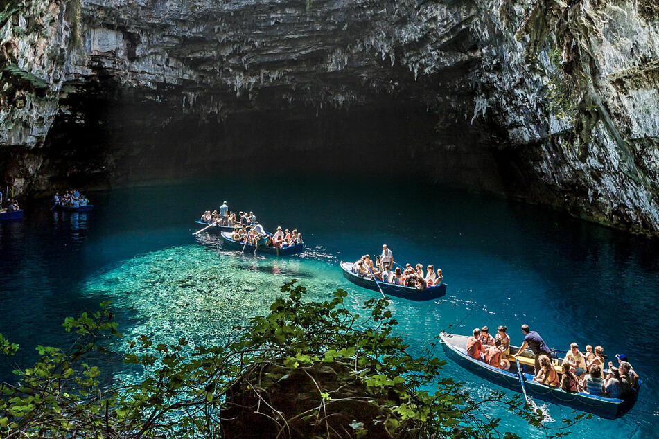 Die See-Höhle von Melissani kann nur mit einem Boot besucht werden. Genießt den traumhaften Anblick der hereinbrechenden Sonne auf dem Wasser.