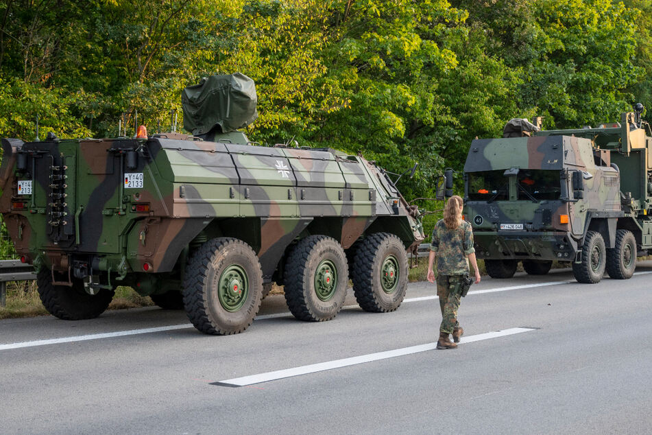 Spezialfahrzeuge der Bundeswehr helfen bei der Brandbekämpfung. Ein Panzer erkundet nun das Gebiet auf dem Sprengplatz.