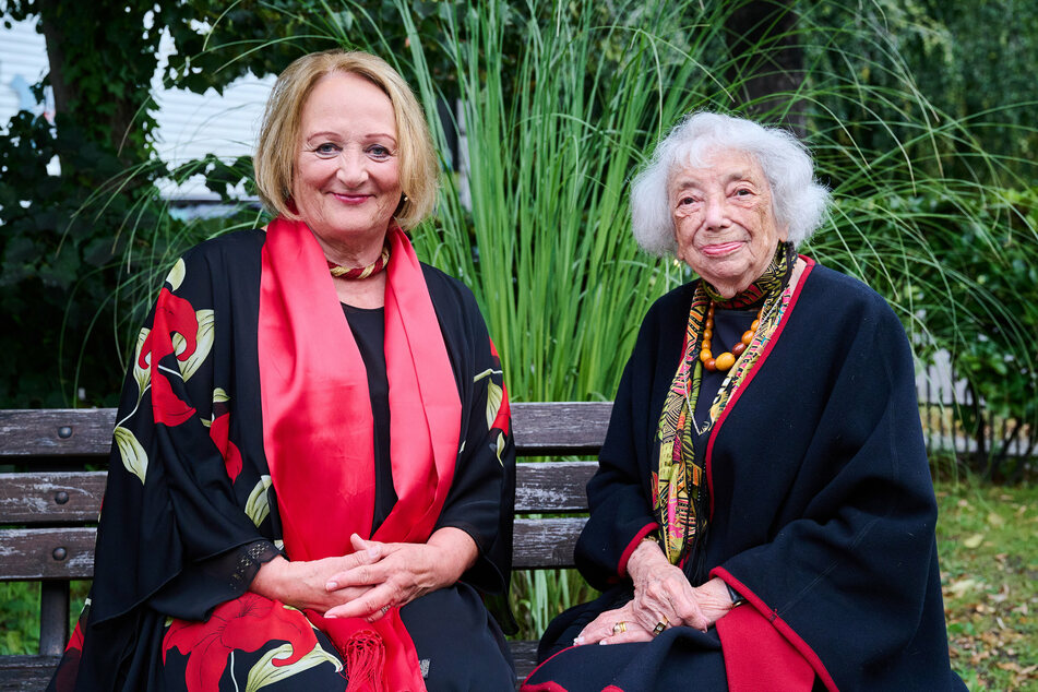 Sabine Leutheusser-Schnarrenberger (70, l.), Antisemitismusbeauftragte von Nordrhein-Westfalen, und Margot Friedländer (99), Holocaust-Zeitzeugin, sitzen im Garten des Schlosspark Theaters Berlin.