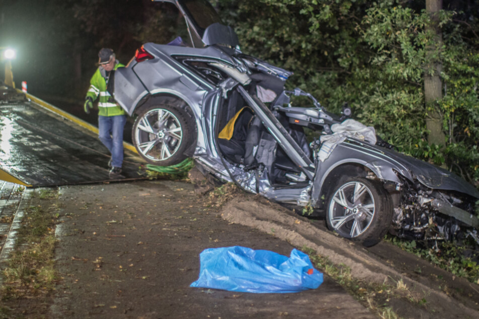 Zwei Tote nach schwerem Unfall auf regennasser Fahrbahn