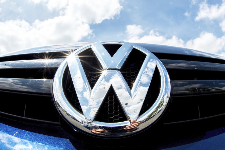 Das Volkswagen-Logo glänzt in der Sonne. Die insgesamt wieder deutlich anziehenden Verkäufe haben den Volkswagen-Konzern im ersten Halbjahr voraussichtlich endgültig aus dem Corona-Absatztief Mitte 2020 gezogen.