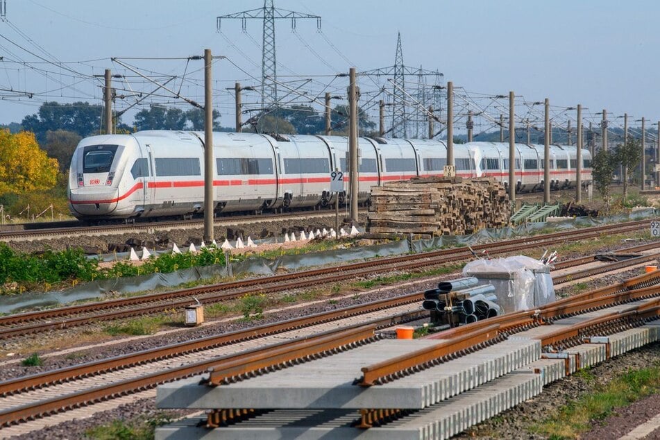 Wegen umfangreicher Sanierungsarbeiten müssen sich Bahnreisende zwischen Berlin und Hannover auf längere Fahrzeiten einstellen.