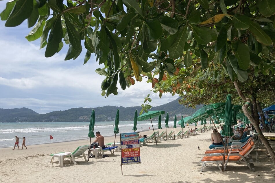 Der berühmte Patong Beach auf der thailändischen Insel Phuket.