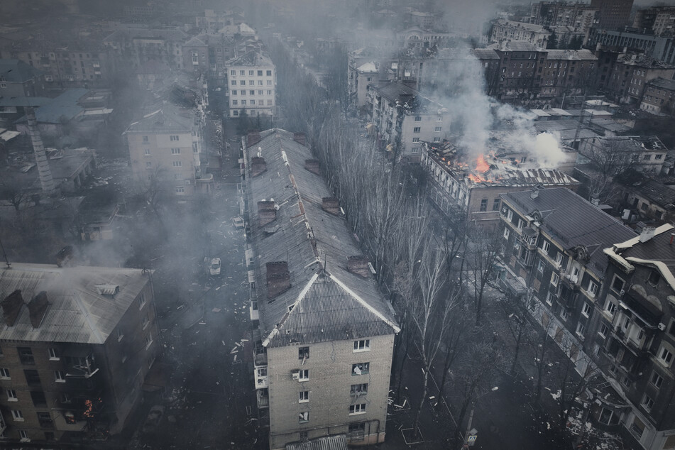 Rauch steigt aus brennenden Gebäuden in einer Luftaufnahme von Bachmut auf, dem Ort schwerer Kämpfe mit russischen Truppen in der Region Donezk.