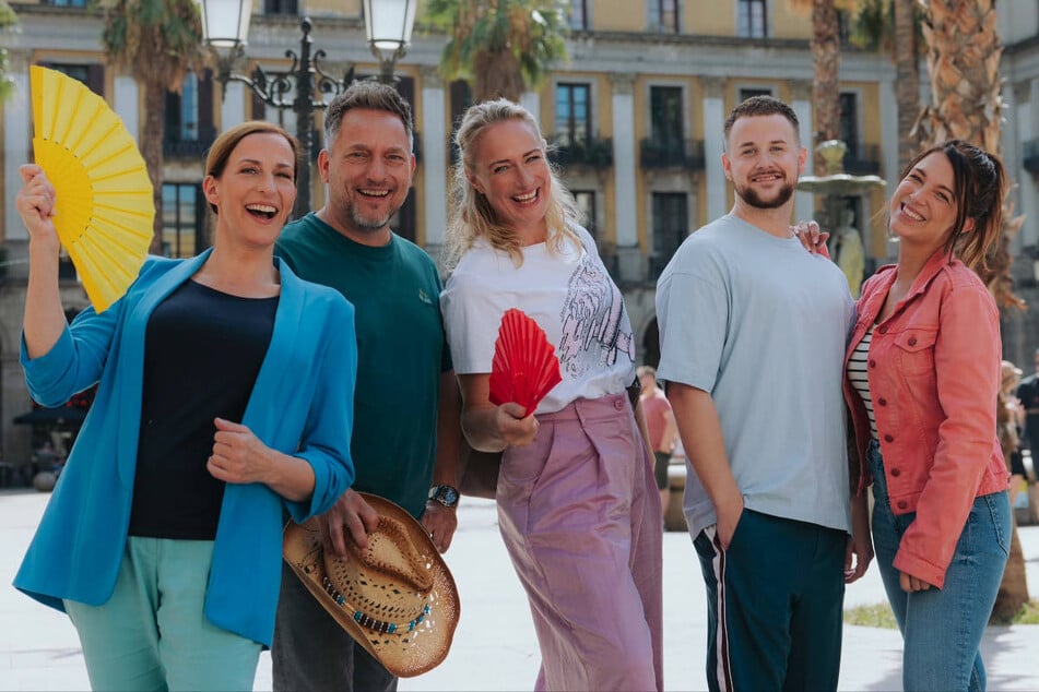 Ulrike Frank (55, v.l.n.r.) Lars Pape (53), Eva Mona Rodekirchen (48), Felix van Deventer (28) und Iris Mareike Steen (32) posieren auf dem Placa Reial in Barcelona.