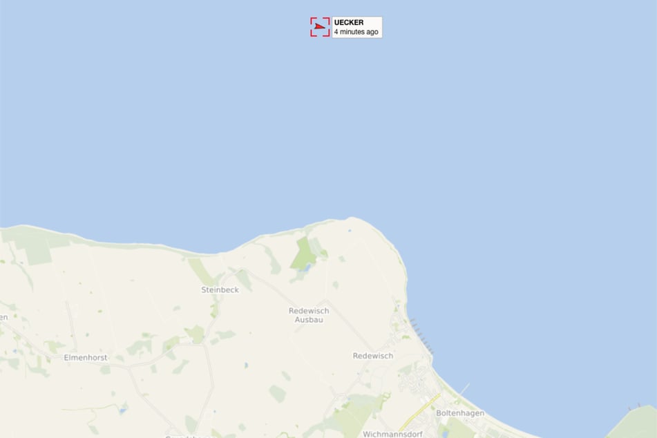 Das Wasserschutzpolizeiboot "Uecker" sucht weiterhin nach dem Buckelwal. Um 10.38 Uhr befand sie sich vor der Küste zwischen Steinbeck und Redewisch (Mecklenburg-Vorpommern).