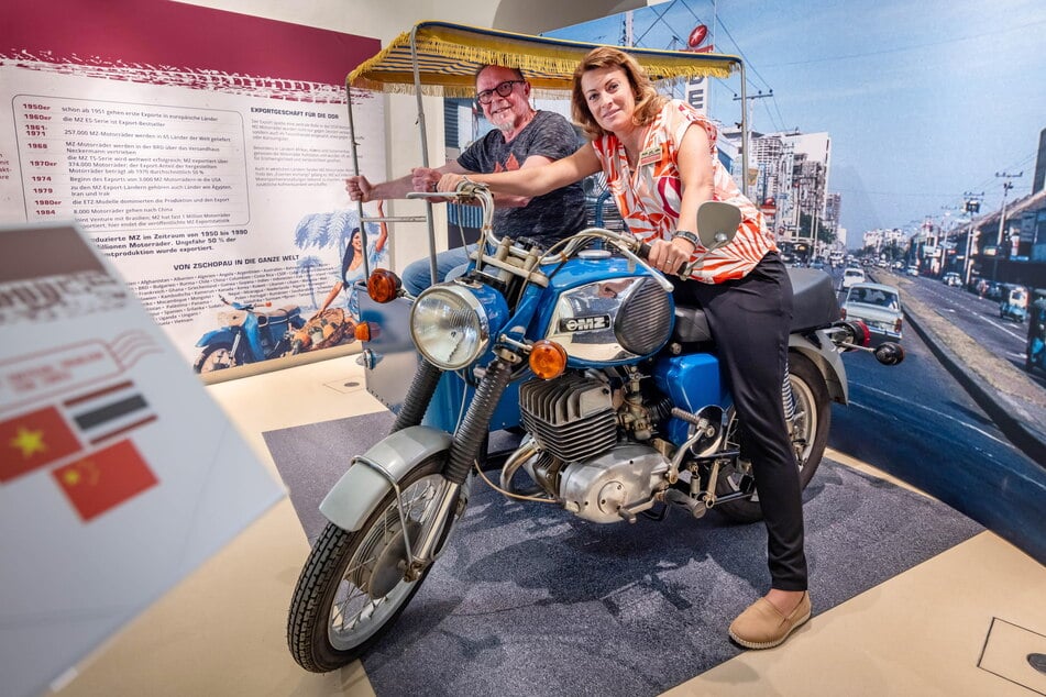 Museumsleiterin Claudia Glashauser (38) und Jens Lang (60) präsentieren eine MZ mit Rikscha-Seitenwagen für den asiatischen Markt.