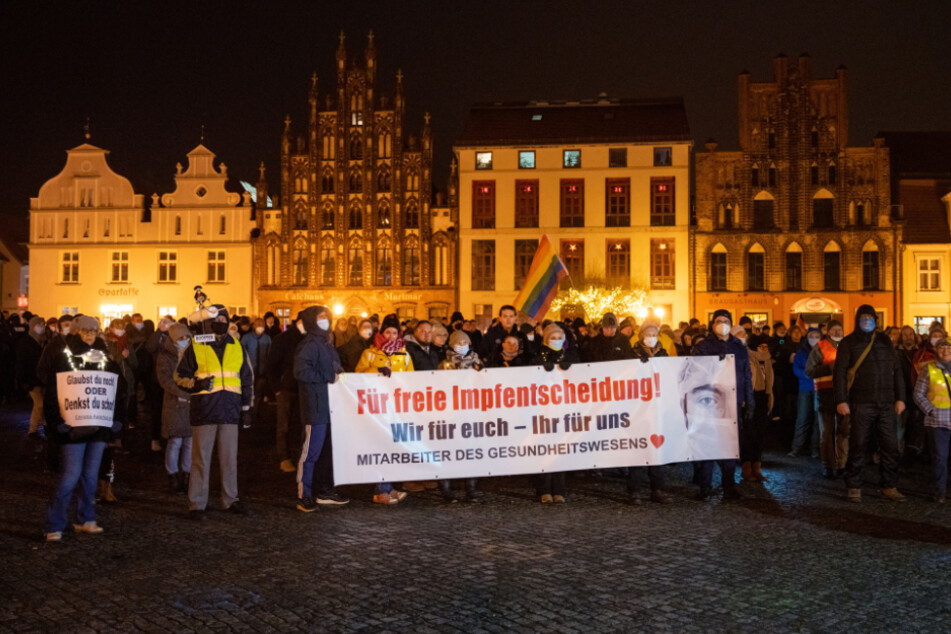 Zahlreiche Menschen protestierten am Montag gegen die Corona-Maßnahmen, wie hier in Greifswald.