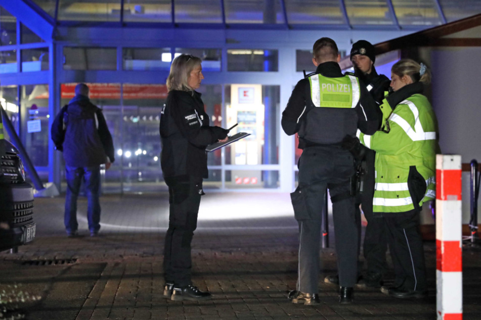 In der Nacht zu Dienstag wurde im Hanse Center Bentwisch ein Geldautomat gesprengt. Die Polizei sucht nach den Tätern und möglichen Zeugen.