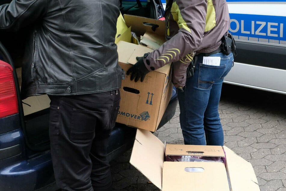 Bei der Hausdurchsuchung kamen neben IT-Forensiker auch Datenspeicherspürhunde zum Einsatz. (Symbolbild)