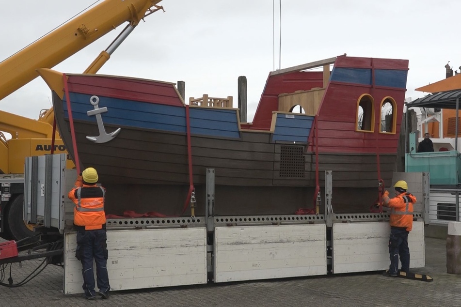 Am Montagmorgen ist das Playmobil-Schiff im Hafen in Bensersiel verladen worden.