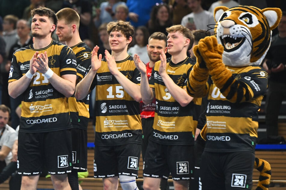 Gemeinsam mit den anderen Youngstars feierte Timo Schwaiger (20, 3.v.l.) nach dem Kantersieg gegen den HC Oppenweiler/Backnang.