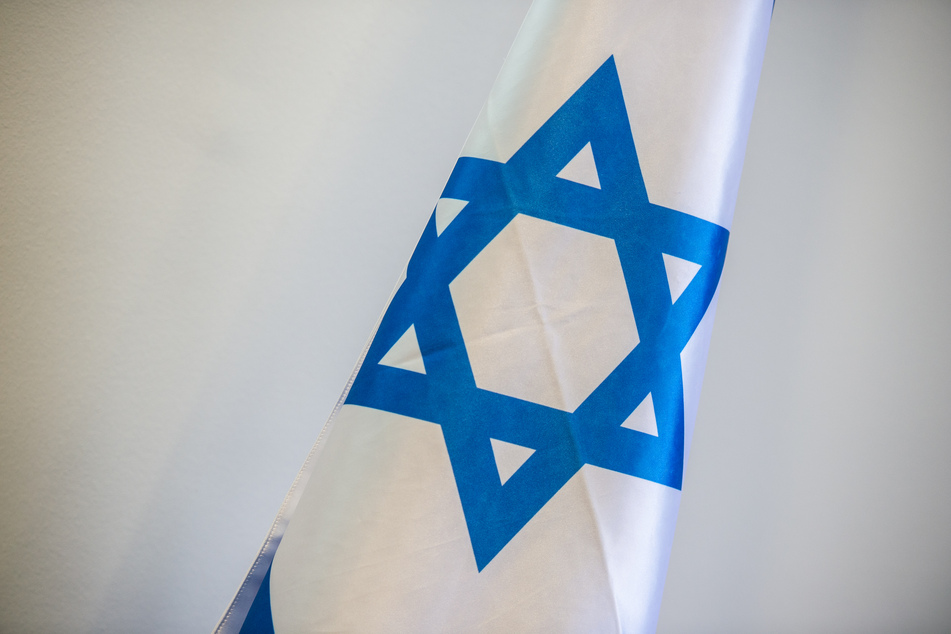 Vor dem Rathaus Düsseldorf haben Unbekannte eine gehisste israelische Flagge angezündet. Staatsanwaltschaft und Staatsschutz haben die Ermittlungen aufgenommen. (Archivbild)