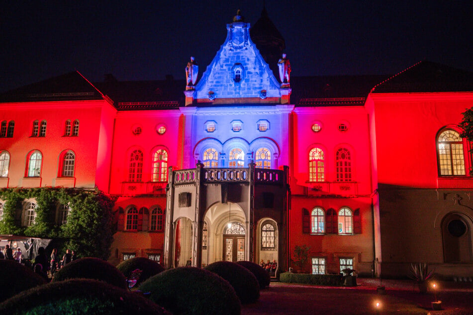 Das Schloss Waldenburg wird tagsüber durch Protagonisten in historischen Kostümen zum Leben erweckt.