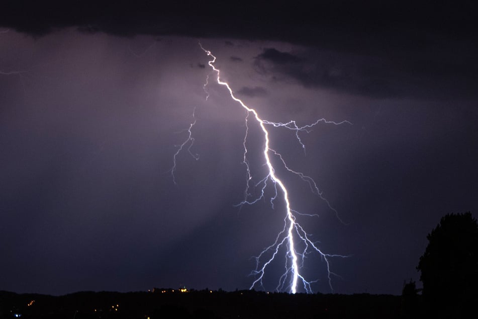 Blitz und Donner können den Sommer schon am Sonntagabend ganz schnell vertreiben.