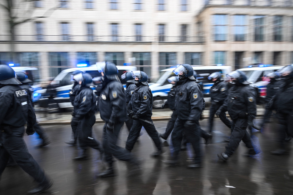 Die sächsische Polizei wird von Kräften aus vielen anderen Bundesländern unterstützt.