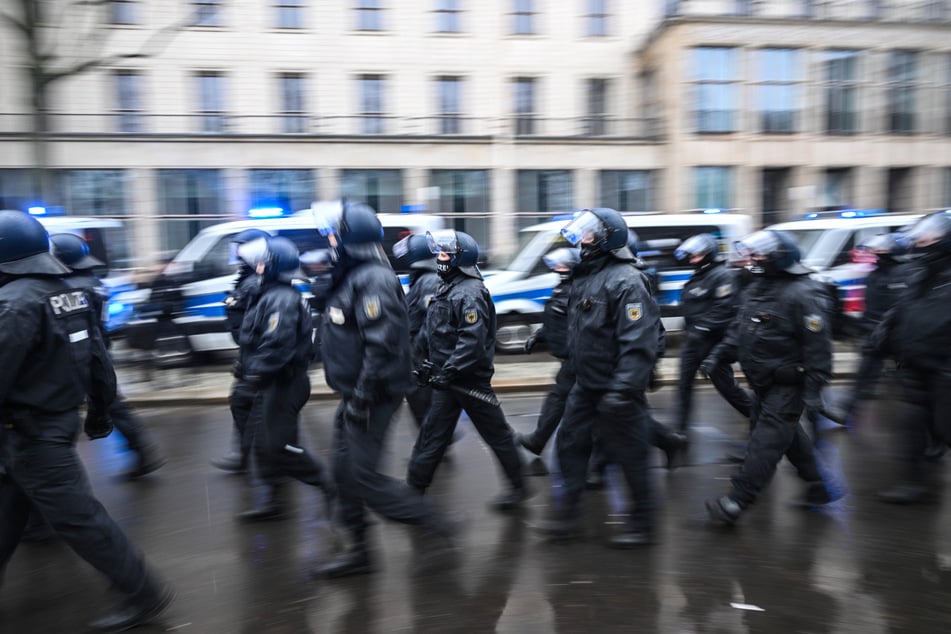 Die sächsische Polizei wird von Kräften aus vielen anderen Bundesländern unterstützt.