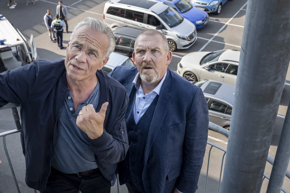 Max Ballauf (Klaus J. Behrendt, 63, l.) und Freddy Schenk (Dietmar Bär, 62) müssen herausfinden, was wirklich vor sich geht.