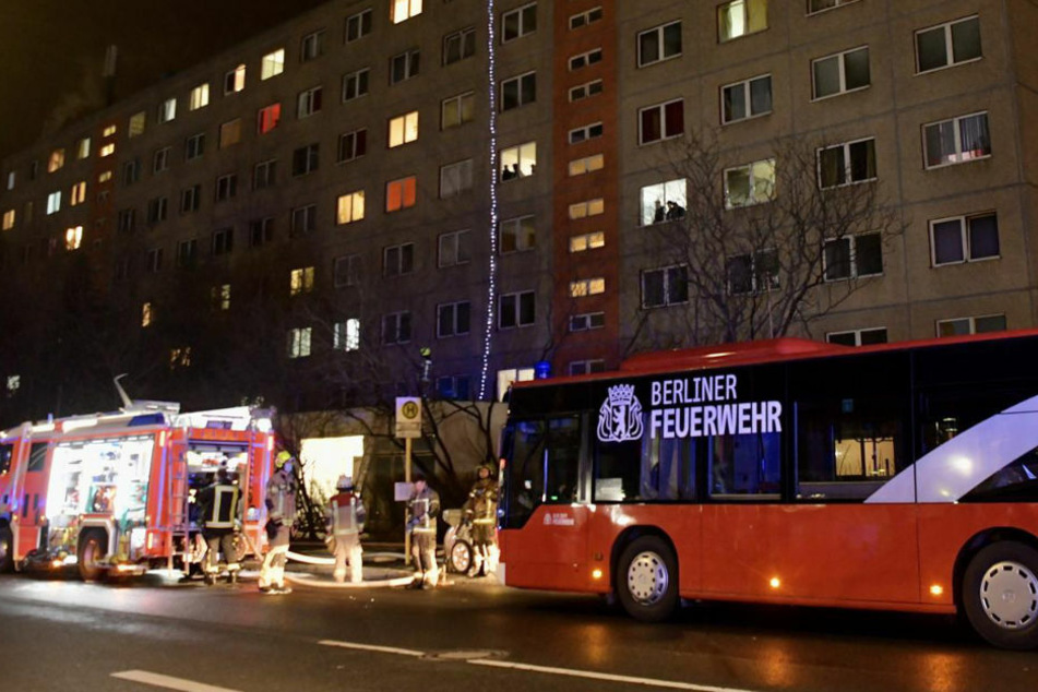 Die Berliner Feuerwehr steht mit einem Großaufgebot vor einem Wohnhaus in Berlin-Weißensee, wo in der Nacht zu Donnerstag im Erdgeschoss brannte.