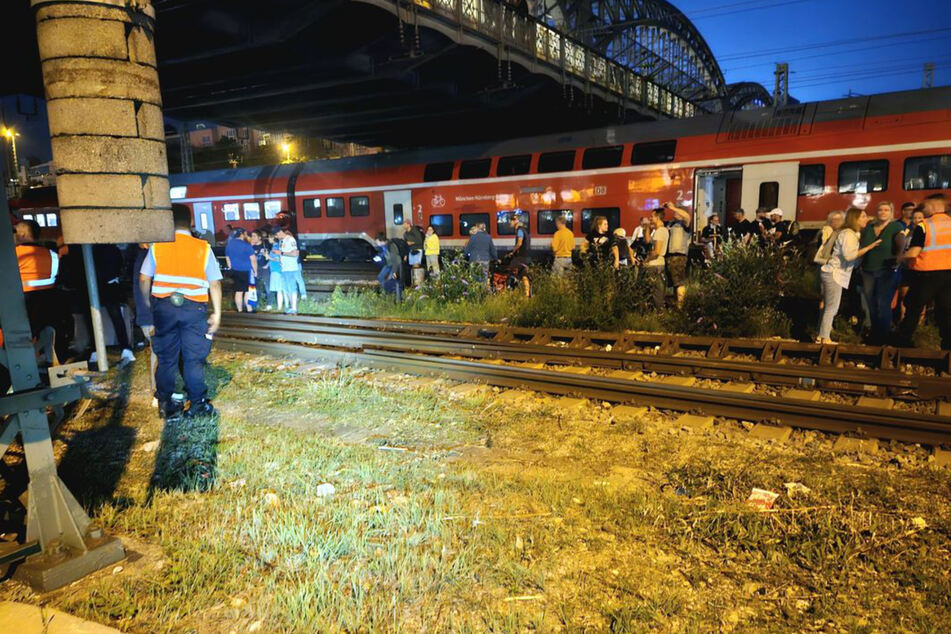 Die Fahrgäste wurden aus dem Regionalzug evakuiert.