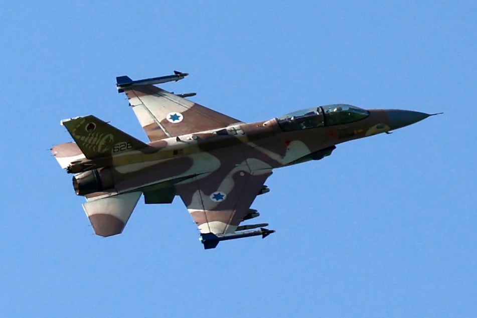 Ein israelischwes Mehrzweckkampflugzeug vom Typ F-16.