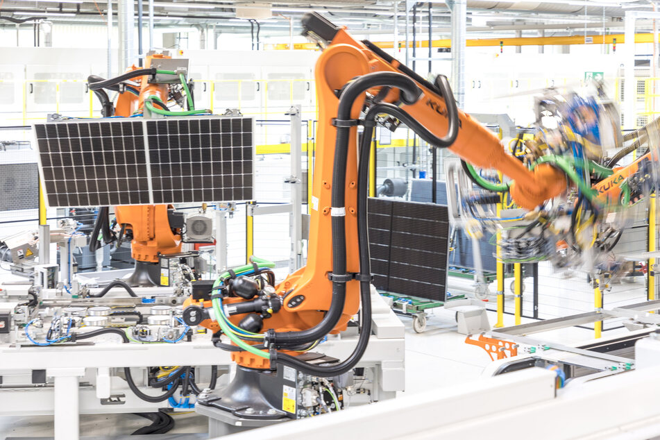 Ein Roboter in der Produktion der Firma Solarwatt.