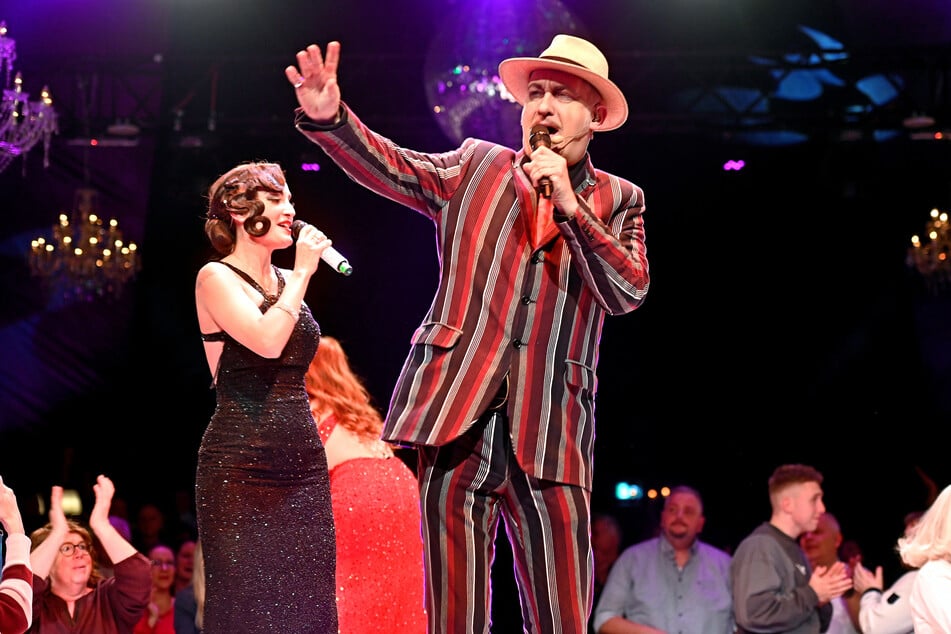 "Pate" Bert Kallenbach und die italienische Sängerin Rita Lynch, eine gefeierte Burleske-Künstlerin.