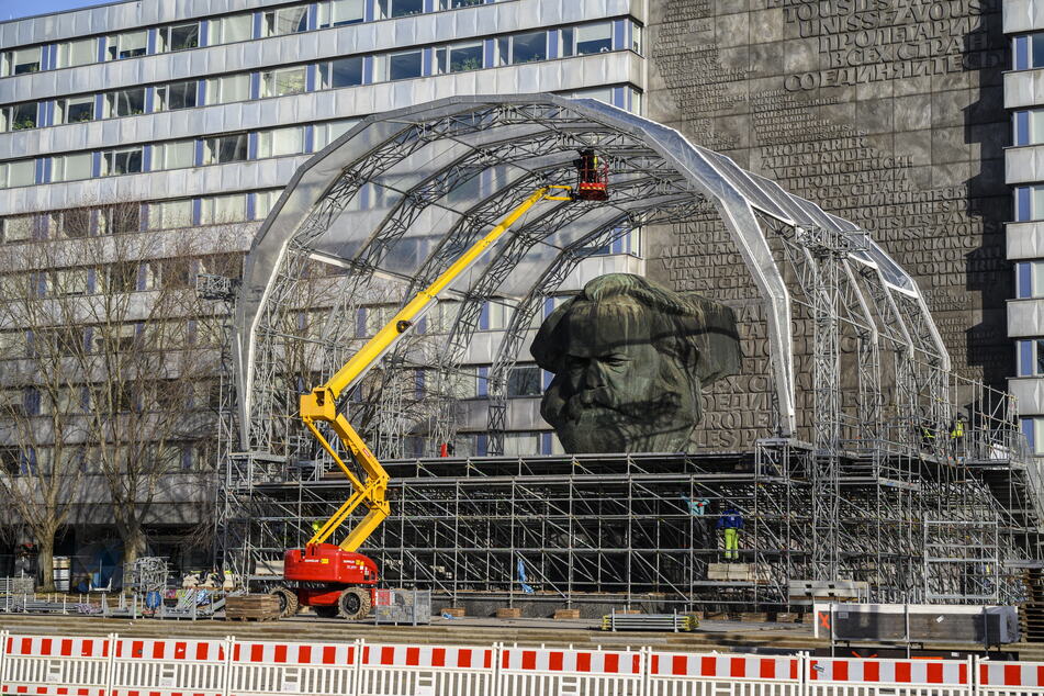 Der Abbau der Bühne am Karl-Marx-Monument wird noch bis Donnerstag dauern.