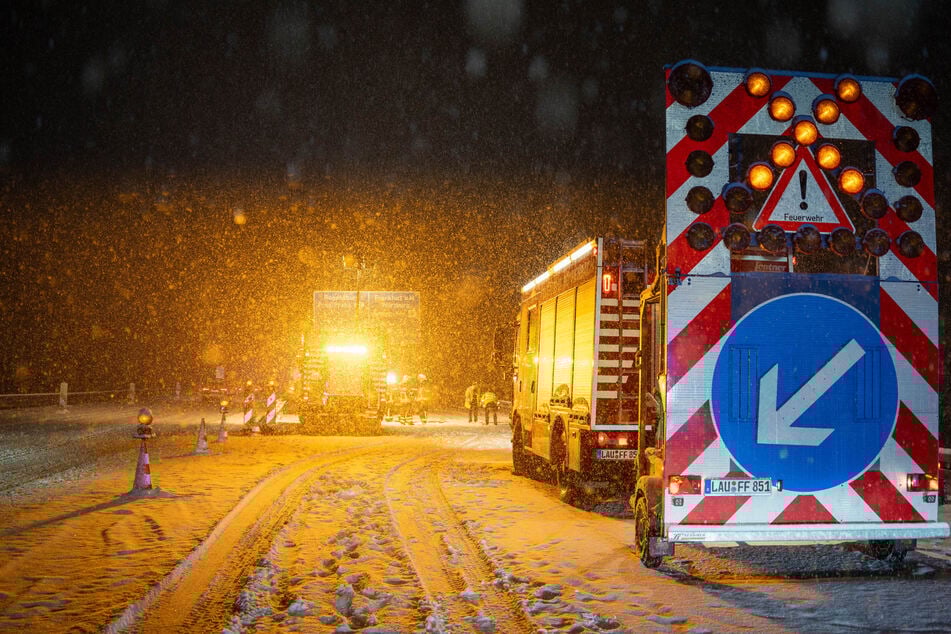 Wintereinbruch legt Nordbayern lahm: Räumfahrzeuge stecken fest, Züge fallen aus