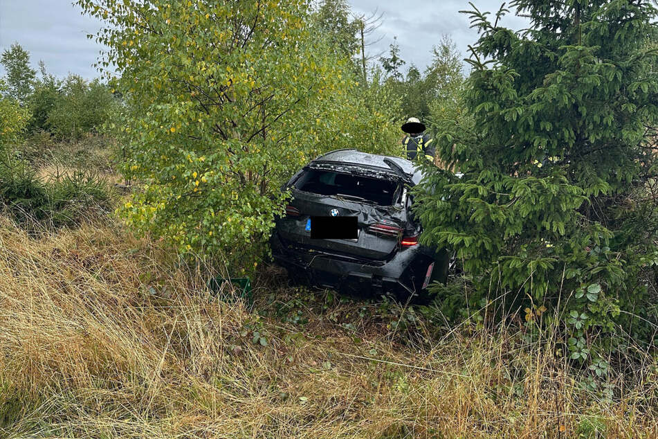 Der Dacia des Unfallfahrers (60) rutschte in einen Graben.